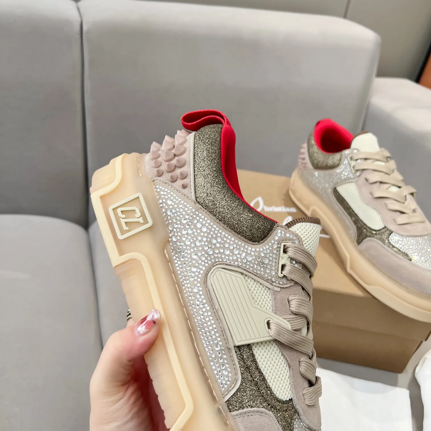 Men's clothing and shoes 💰760. Drill surface. 🌹🌹🌹̋Wang Junkai Yang Mi Xu Kai Zhang Jingyi Ding Chengxin Chen Muchi Wang Ziyi Same style Christian Louboutin 2024 [New product] Drill surface ASTROLOUBI thick-soled sports shoes for men, red-soled shoes, the perfect fusion of fashion and sports, The fabrics are made of luxurious calfskin, soft suede, smooth satin and laminated leather, and the back is decorated with classic rivets. The interior is blended with a knitted tongue for added durability, breathability and quick-drying comfort. The outsole is made of a combination of EVA foam and imported rubber, and the colorful CL iconic letters on the side of the outsole show the brand's unique style. It is a ceiling-level comfortable skate shoe! ! ! Multiple colors available, currently men’s sizes 39--45